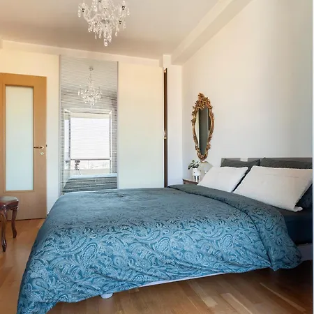 Two Spacious Bedrooms 1 Minute To Metro Stop-3